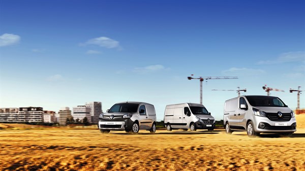 Renault KANGOO TRAFIC et MASTER - Véhicules utilitaires devant un chantier