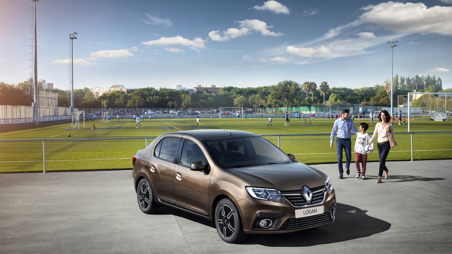 Renault LOGAN - famille rejoint la voiture devant un stade de foot